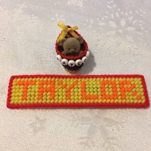 TAYLOR pin and magnet set-NEW